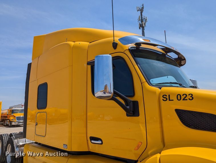 image for item MN9959 2018 Peterbilt 579  semi truck