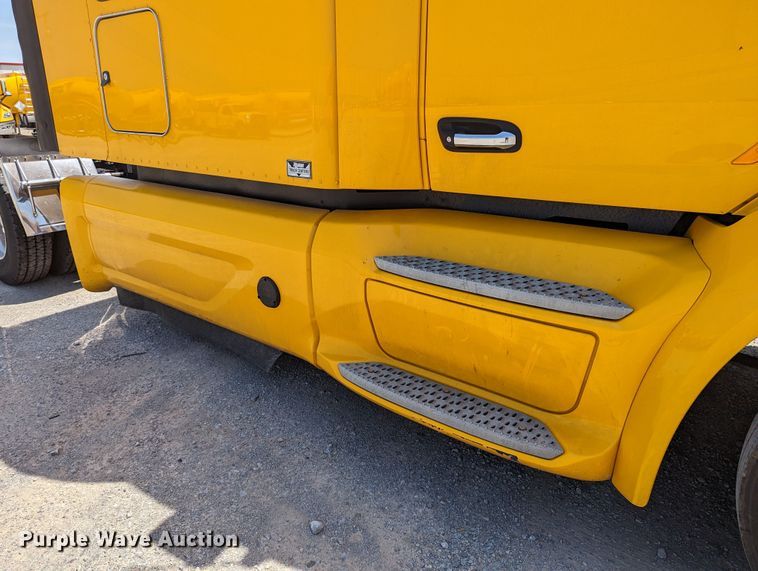 image for item MN9959 2018 Peterbilt 579  semi truck