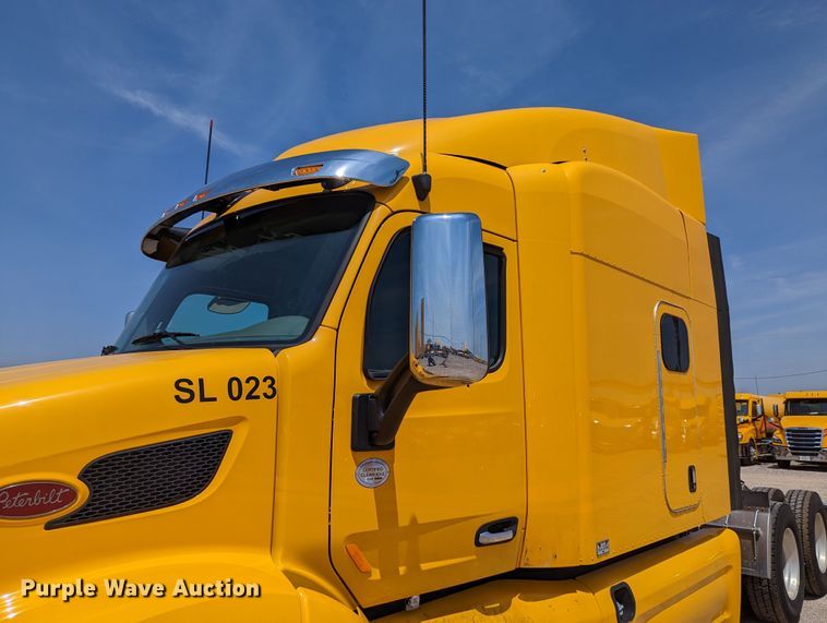 image for item MN9959 2018 Peterbilt 579  semi truck