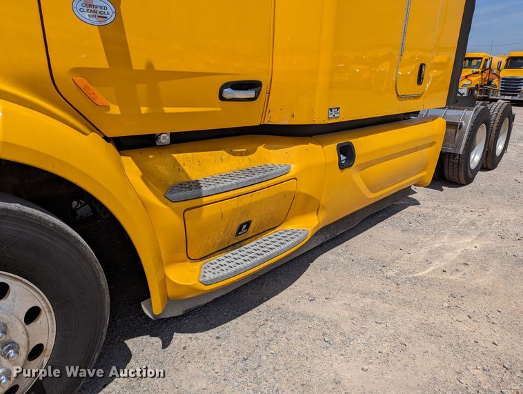 image for item MN9959 2018 Peterbilt 579  semi truck