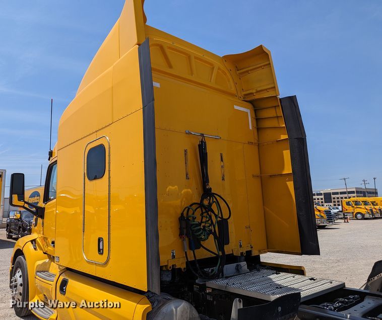 image for item MN9959 2018 Peterbilt 579  semi truck