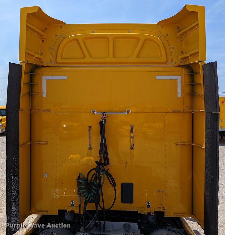image for item MN9959 2018 Peterbilt 579  semi truck