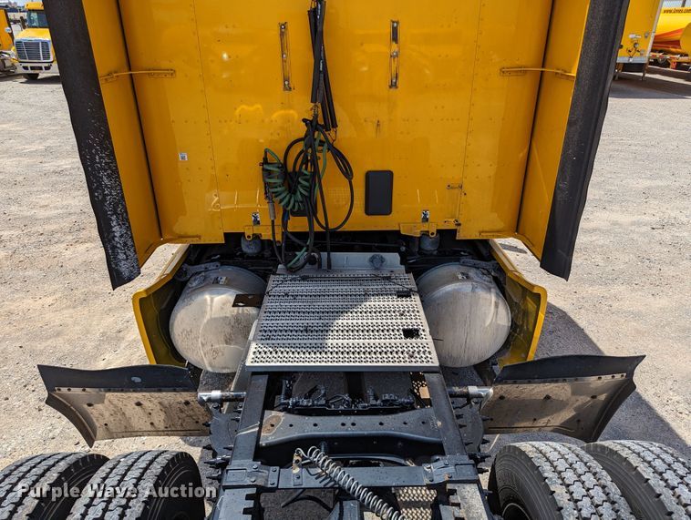 image for item MN9959 2018 Peterbilt 579  semi truck