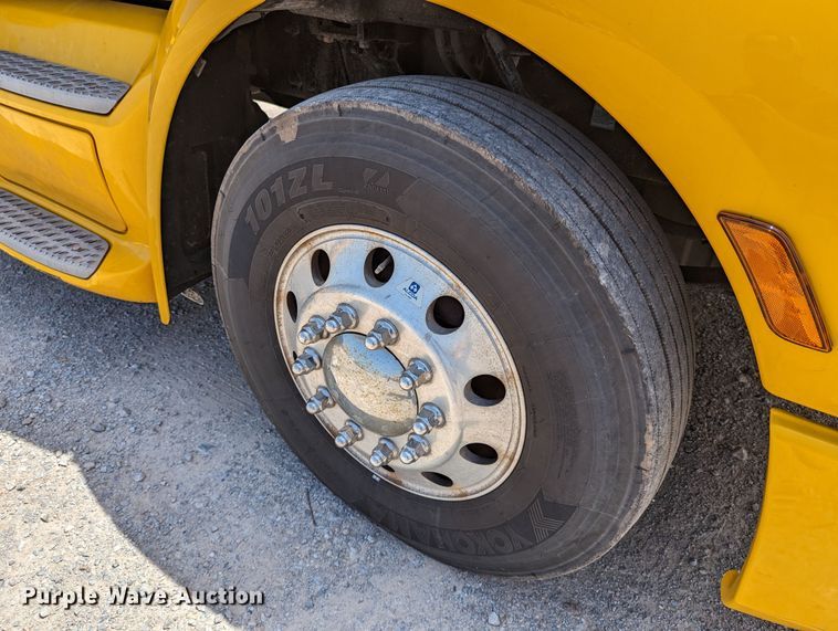 image for item MN9959 2018 Peterbilt 579  semi truck