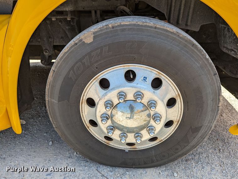 image for item MN9959 2018 Peterbilt 579  semi truck