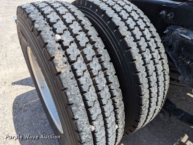 image for item MN9959 2018 Peterbilt 579  semi truck