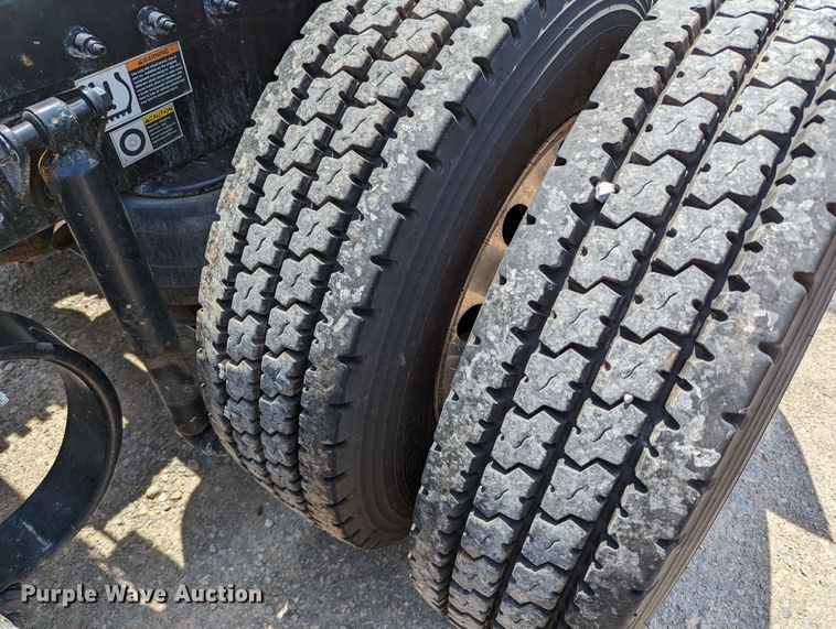 image for item MN9959 2018 Peterbilt 579  semi truck