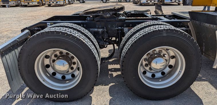 image for item MN9959 2018 Peterbilt 579  semi truck