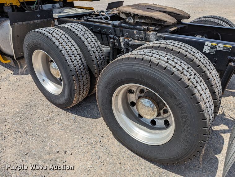 image for item MN9959 2018 Peterbilt 579  semi truck