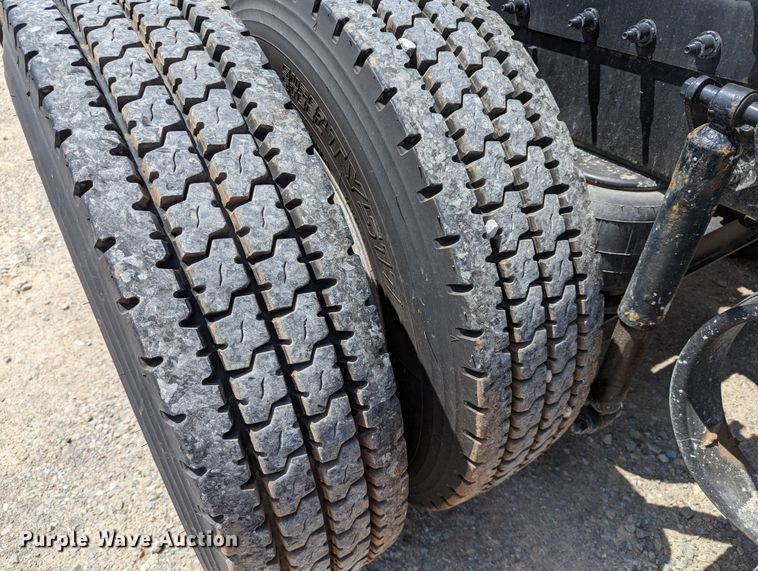 image for item MN9959 2018 Peterbilt 579  semi truck