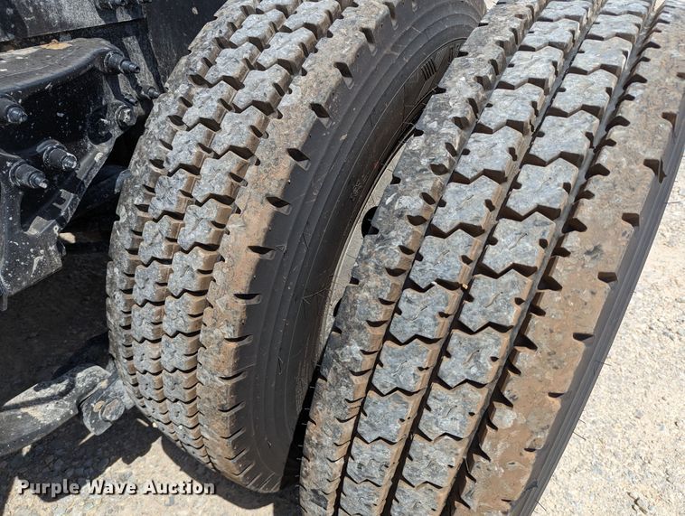 image for item MN9959 2018 Peterbilt 579  semi truck