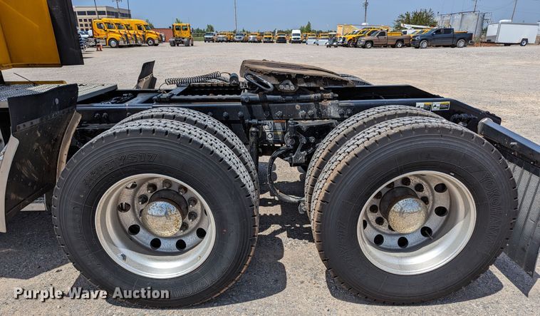 image for item MN9959 2018 Peterbilt 579  semi truck