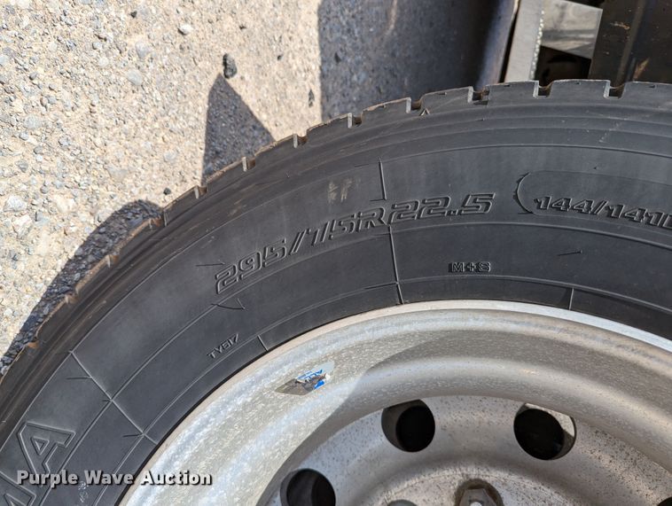 image for item MN9959 2018 Peterbilt 579  semi truck