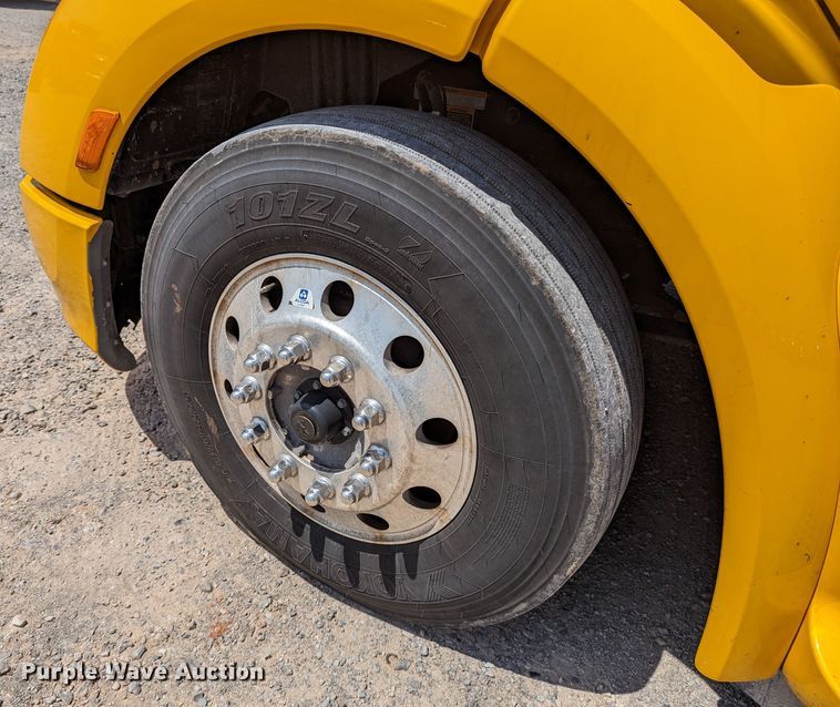 image for item MN9959 2018 Peterbilt 579  semi truck