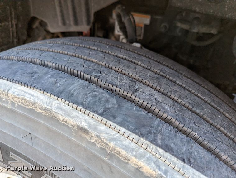 image for item MN9959 2018 Peterbilt 579  semi truck