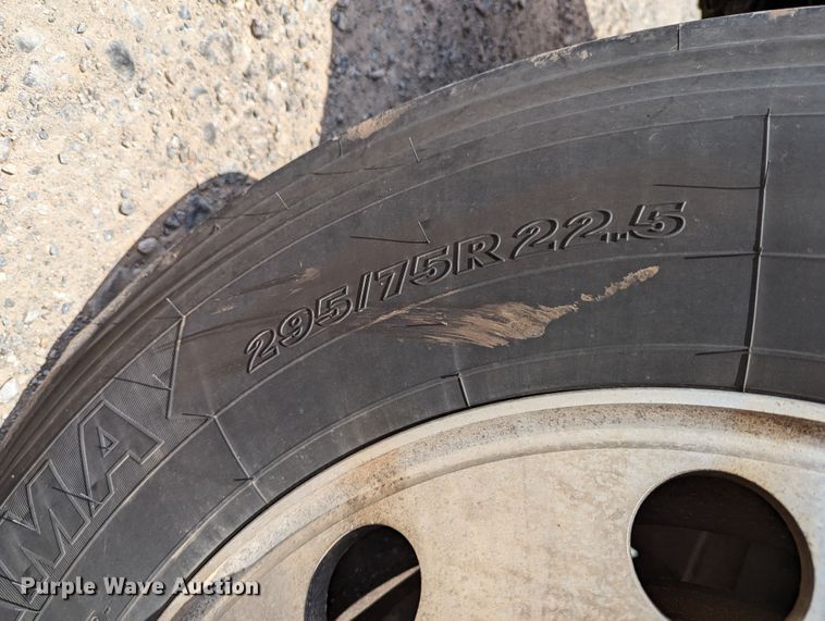 image for item MN9959 2018 Peterbilt 579  semi truck