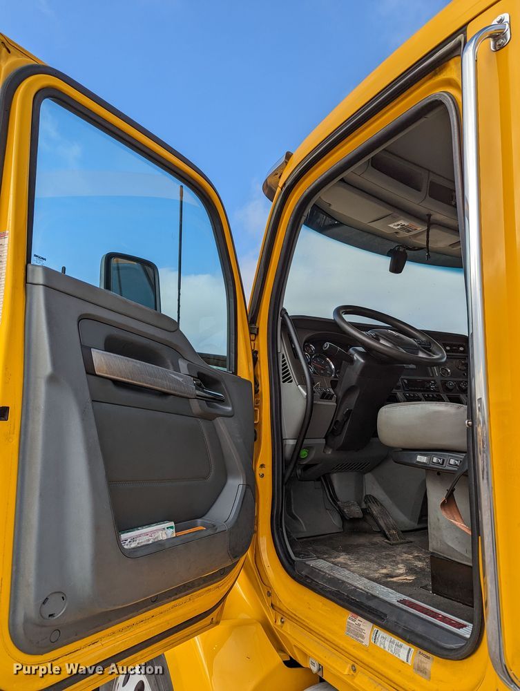 image for item MN9960 2019 Kenworth T680  semi truck