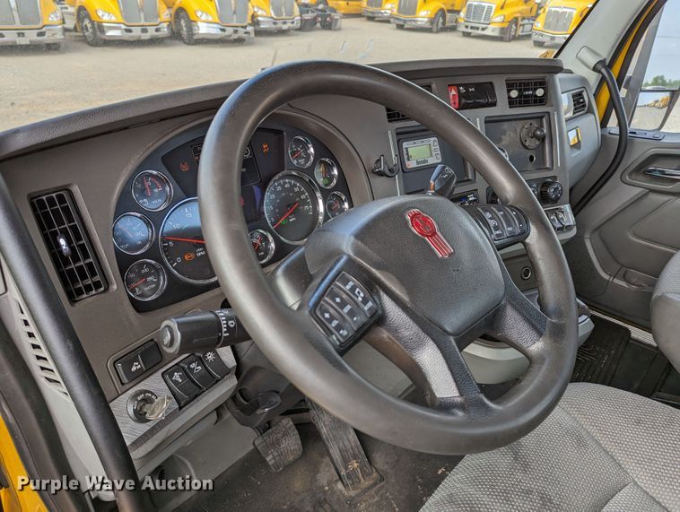 image for item MN9960 2019 Kenworth T680  semi truck