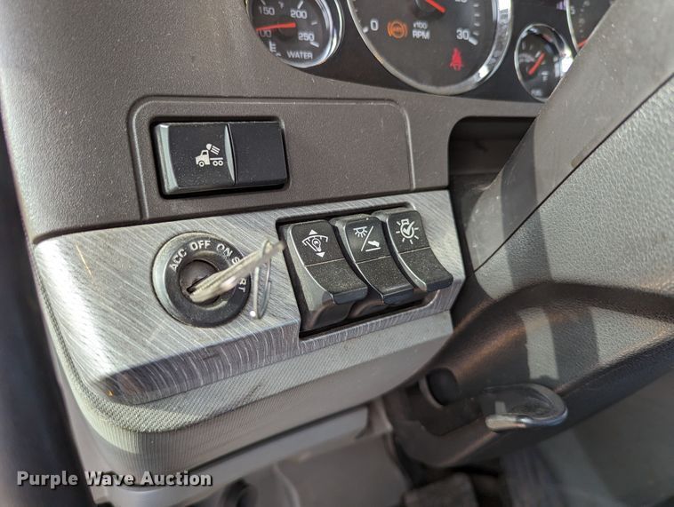 image for item MN9960 2019 Kenworth T680  semi truck