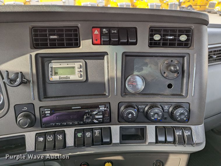 image for item MN9960 2019 Kenworth T680  semi truck