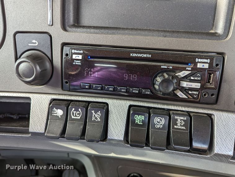 image for item MN9960 2019 Kenworth T680  semi truck