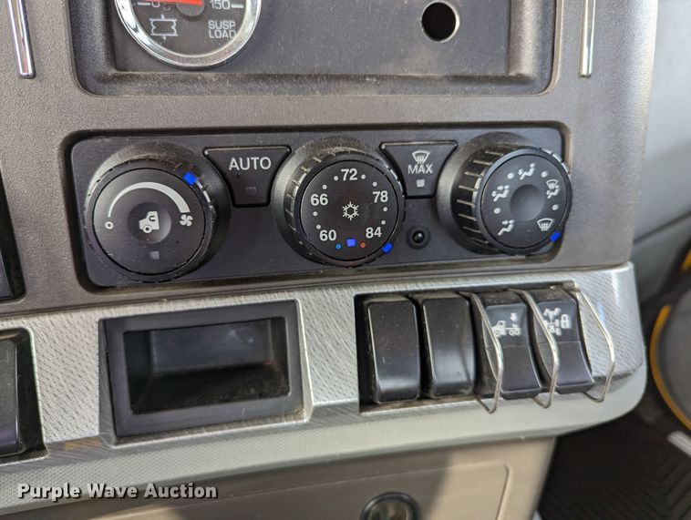 image for item MN9960 2019 Kenworth T680  semi truck