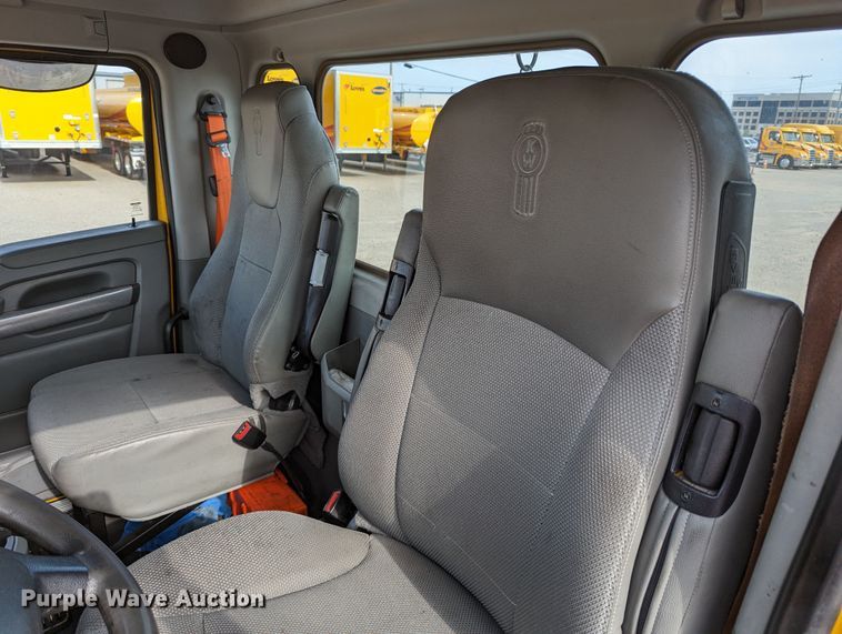 image for item MN9960 2019 Kenworth T680  semi truck