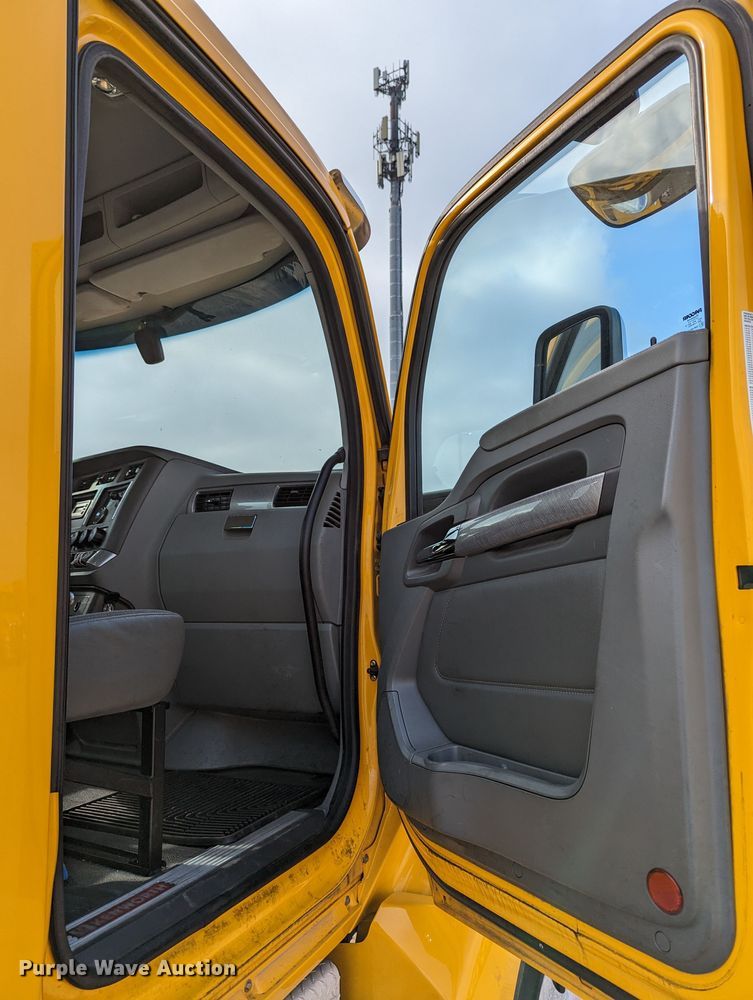 image for item MN9960 2019 Kenworth T680  semi truck