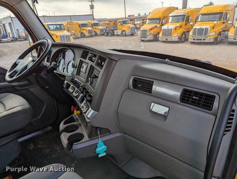 image for item MN9960 2019 Kenworth T680  semi truck