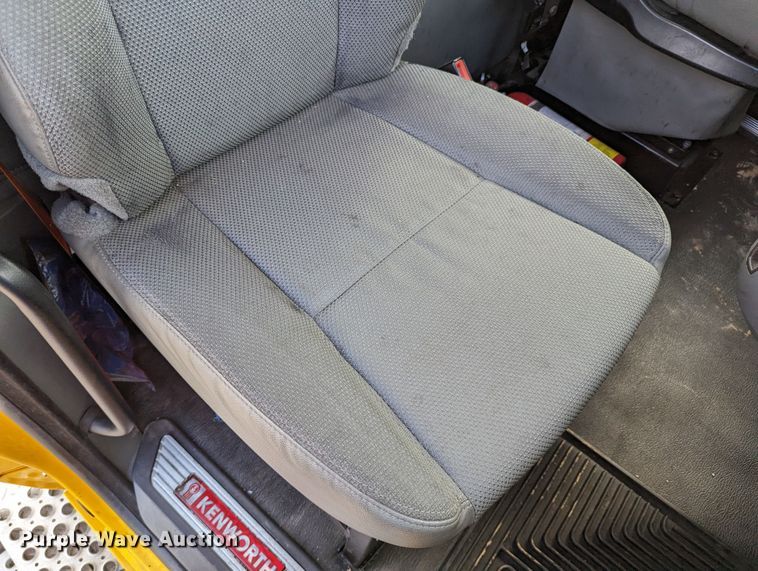 image for item MN9960 2019 Kenworth T680  semi truck