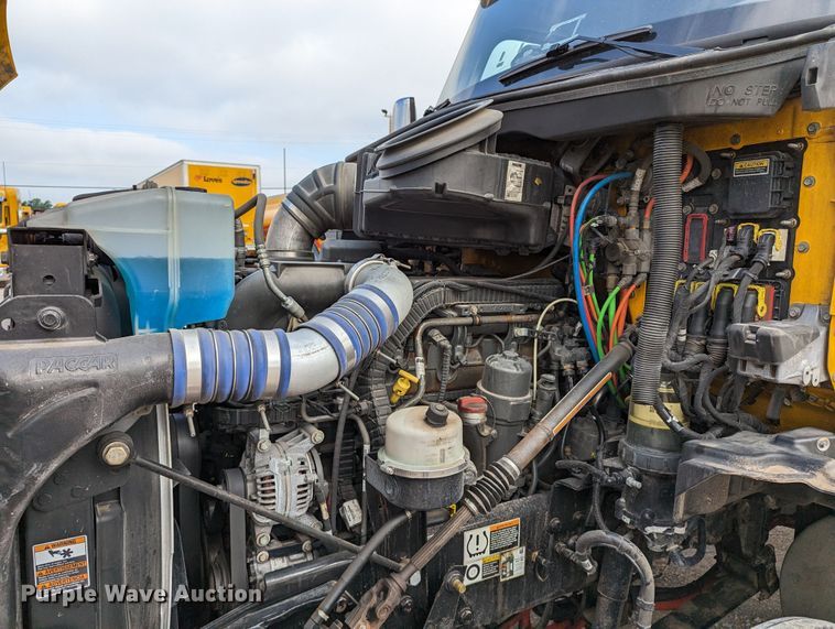 image for item MN9960 2019 Kenworth T680  semi truck