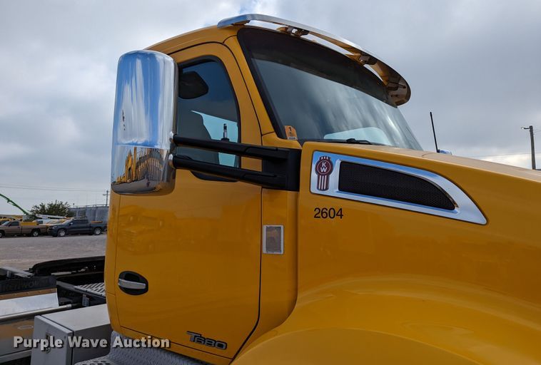 image for item MN9960 2019 Kenworth T680  semi truck