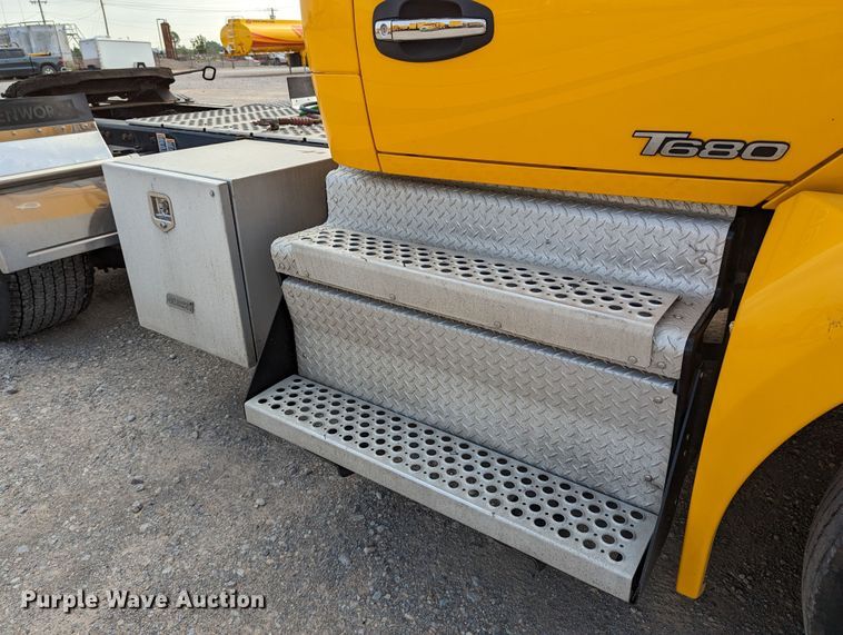 image for item MN9960 2019 Kenworth T680  semi truck
