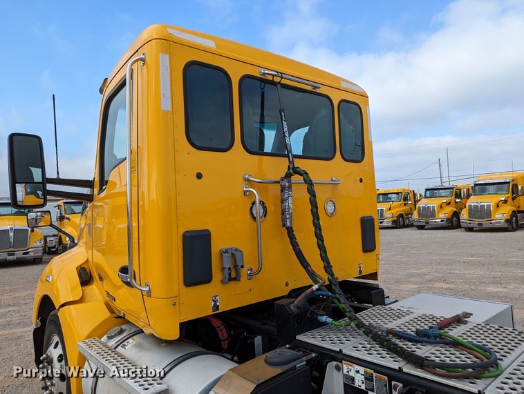 image for item MN9960 2019 Kenworth T680  semi truck