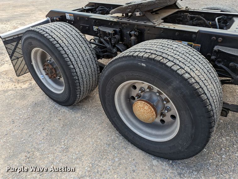 image for item MN9960 2019 Kenworth T680  semi truck