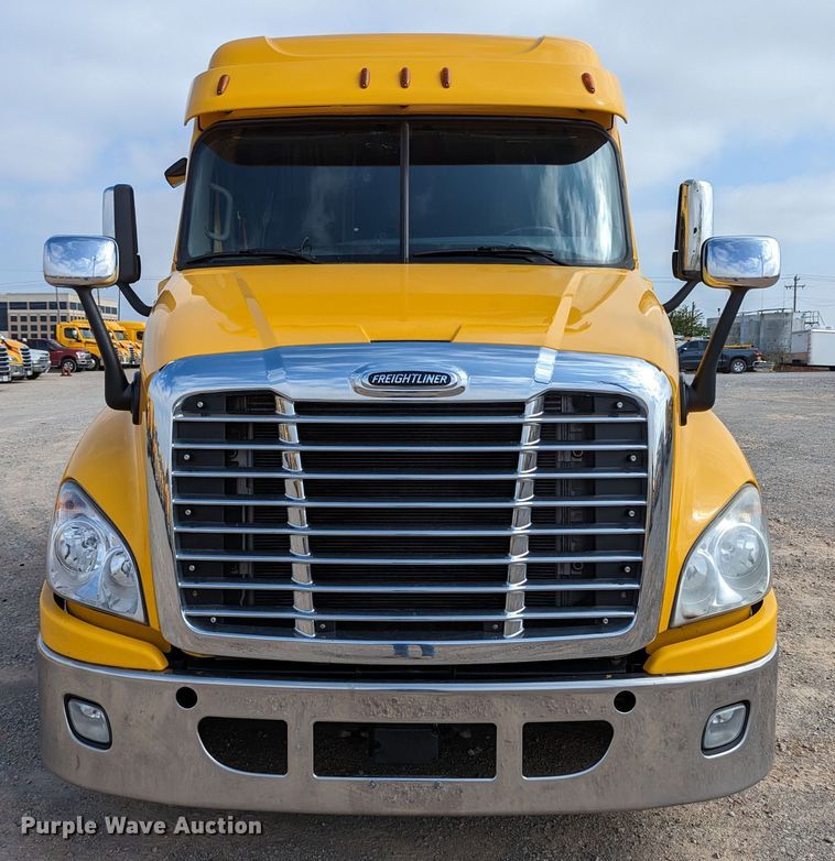 image for item MN9961 2018 Freightliner Cascadia 125  semi truck