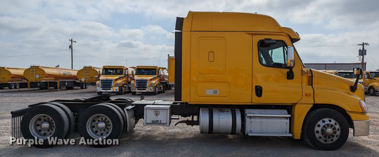 image for item MN9961 2018 Freightliner Cascadia 125  semi truck