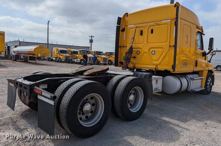 image for item MN9961 2018 Freightliner Cascadia 125  semi truck