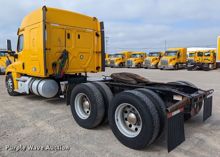 image for item MN9961 2018 Freightliner Cascadia 125  semi truck