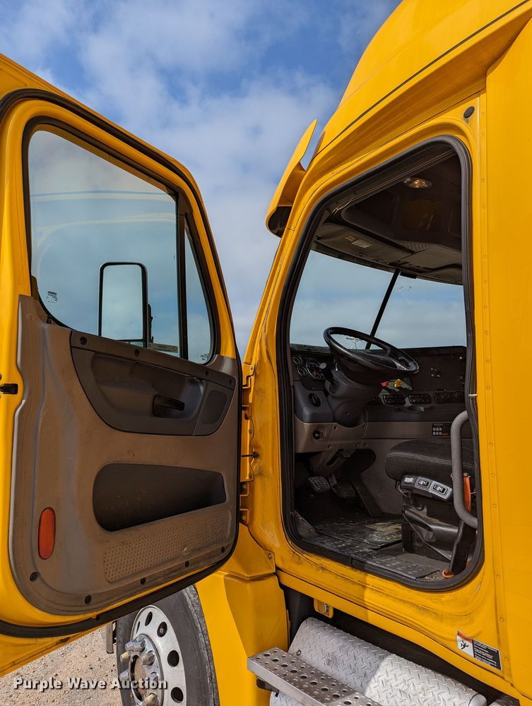 image for item MN9961 2018 Freightliner Cascadia 125  semi truck