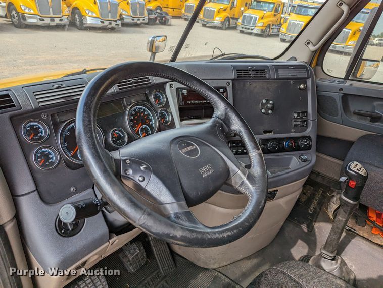 image for item MN9961 2018 Freightliner Cascadia 125  semi truck