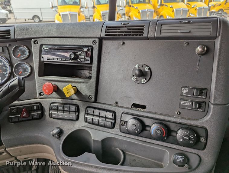 image for item MN9961 2018 Freightliner Cascadia 125  semi truck