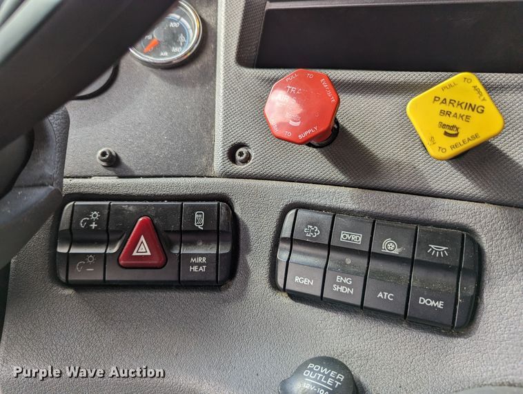 image for item MN9961 2018 Freightliner Cascadia 125  semi truck