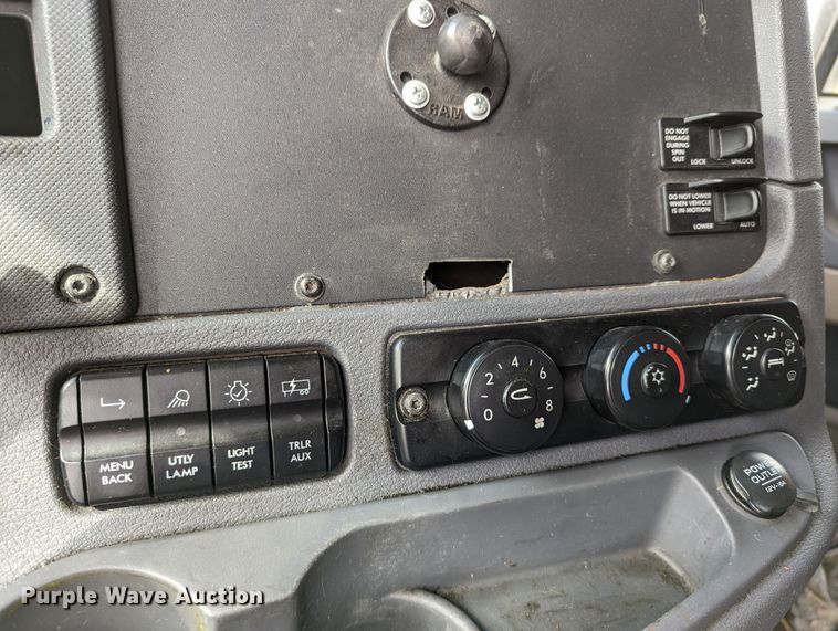 image for item MN9961 2018 Freightliner Cascadia 125  semi truck