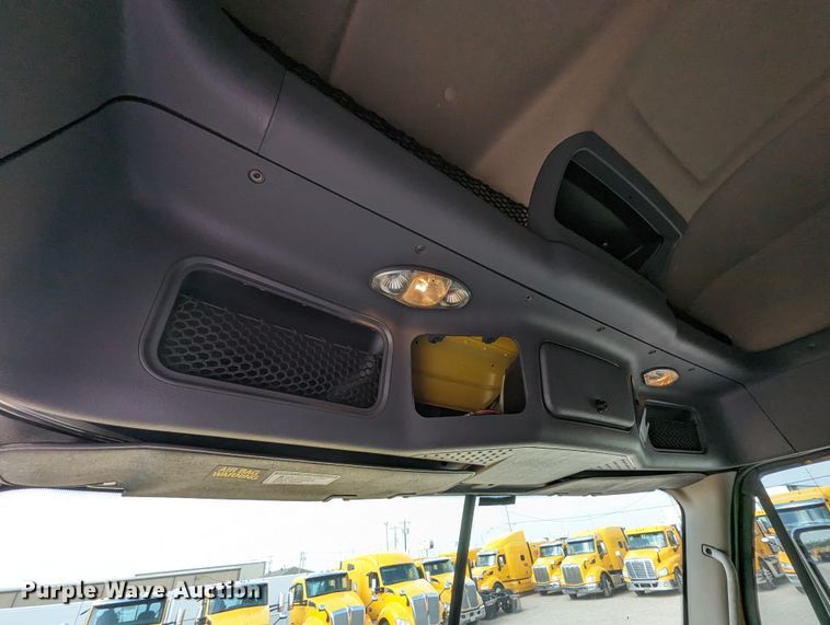 image for item MN9961 2018 Freightliner Cascadia 125  semi truck