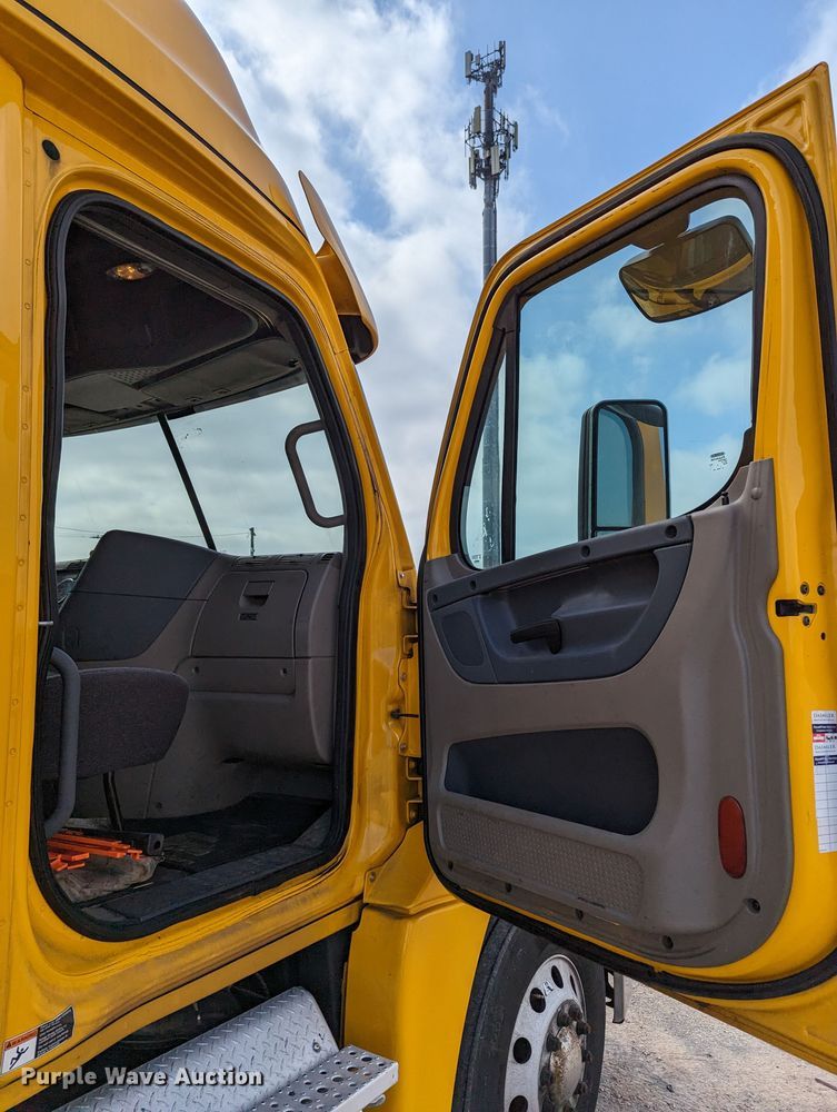 image for item MN9961 2018 Freightliner Cascadia 125  semi truck