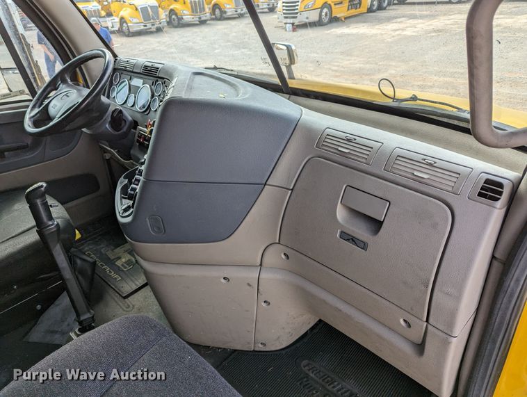 image for item MN9961 2018 Freightliner Cascadia 125  semi truck