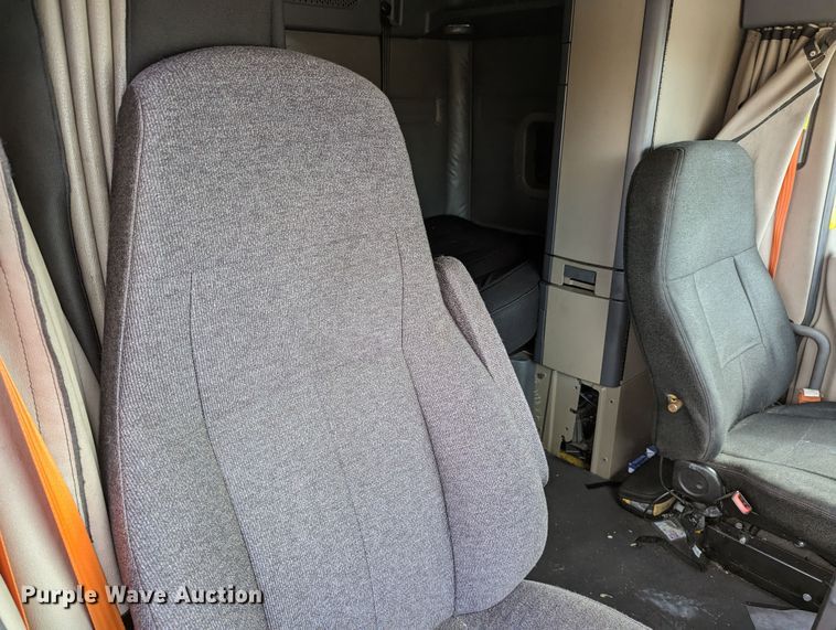 image for item MN9961 2018 Freightliner Cascadia 125  semi truck