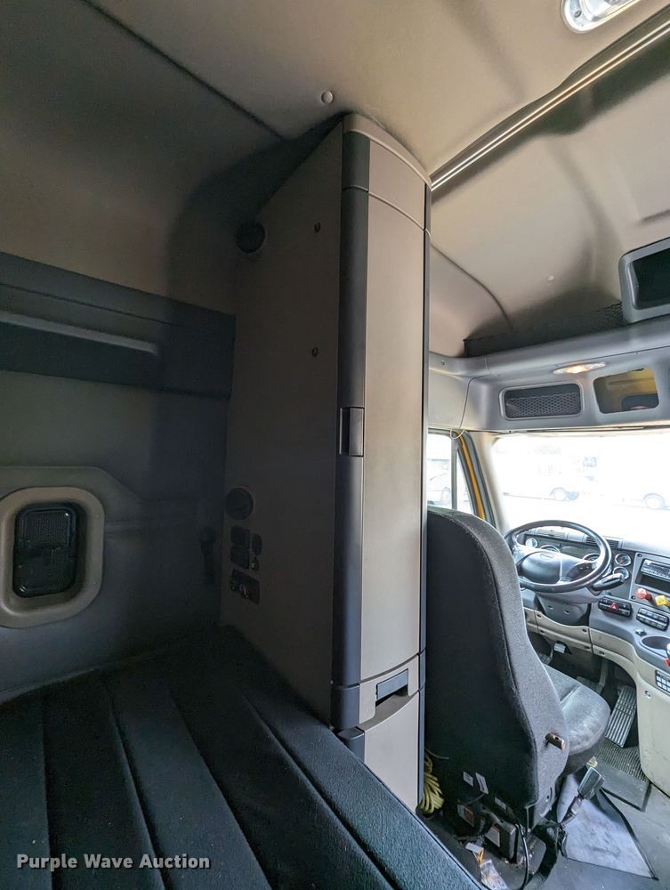 image for item MN9961 2018 Freightliner Cascadia 125  semi truck