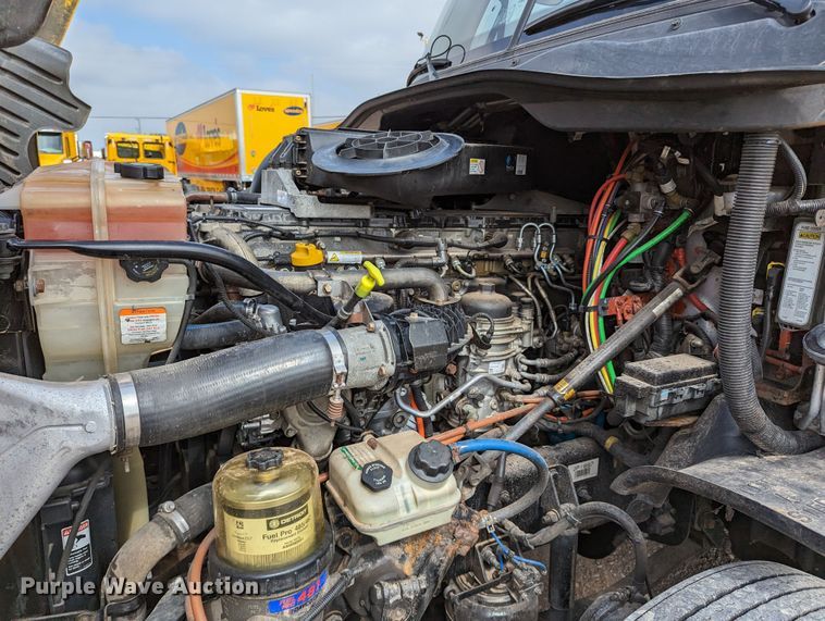 image for item MN9961 2018 Freightliner Cascadia 125  semi truck